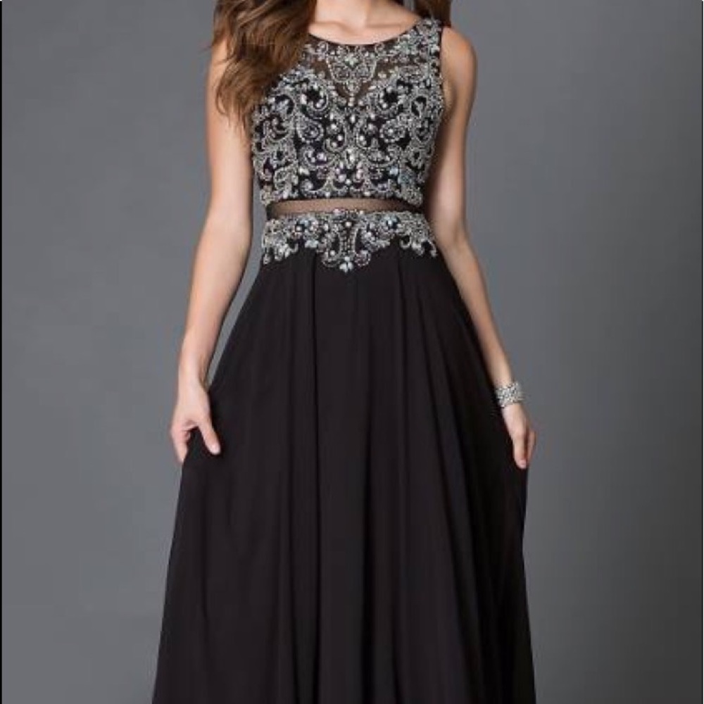 Black sleeveless formal gown